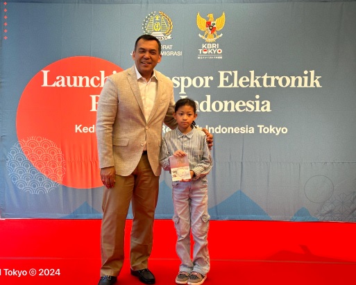Gadis cilik usia 10 tahun di Jepang terima layanan perdana paspor elektronik KBRI Tokyo Gadis cilik usia 10 tahun di Jepang terima layanan perdana paspor elektronik KBRI Tokyo