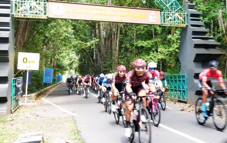Seratusan pembalap adu cepat pada etape dua ITdBI Banyuwangi Seratusan pembalap adu cepat pada etape dua ITdBI Banyuwangi