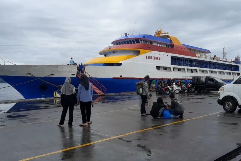 KM Barcelona 1 yang dihantam gelombang tinggi tiba di Ternate