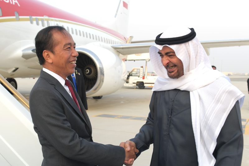 Jokowi disambut langsung Presiden MBZ saat tiba di Abu Dhabi