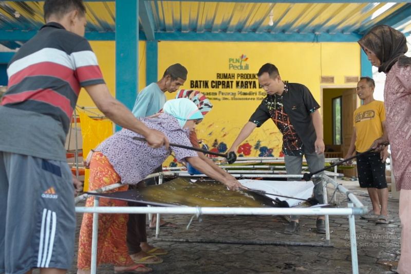 PLN bantu kesejahteraan masyarakat melalui program TJSL PLN bantu kesejahteraan masyarakat melalui program TJSL