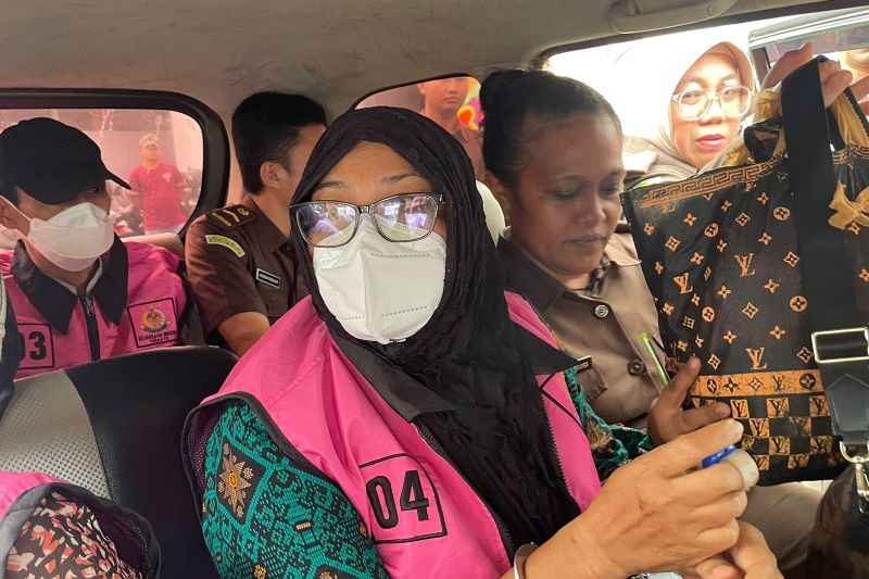 Kejari Ternate tahan empat tersangka korupsi dana COVID-19 Kejari Ternate tahan empat tersangka korupsi dana COVID-19