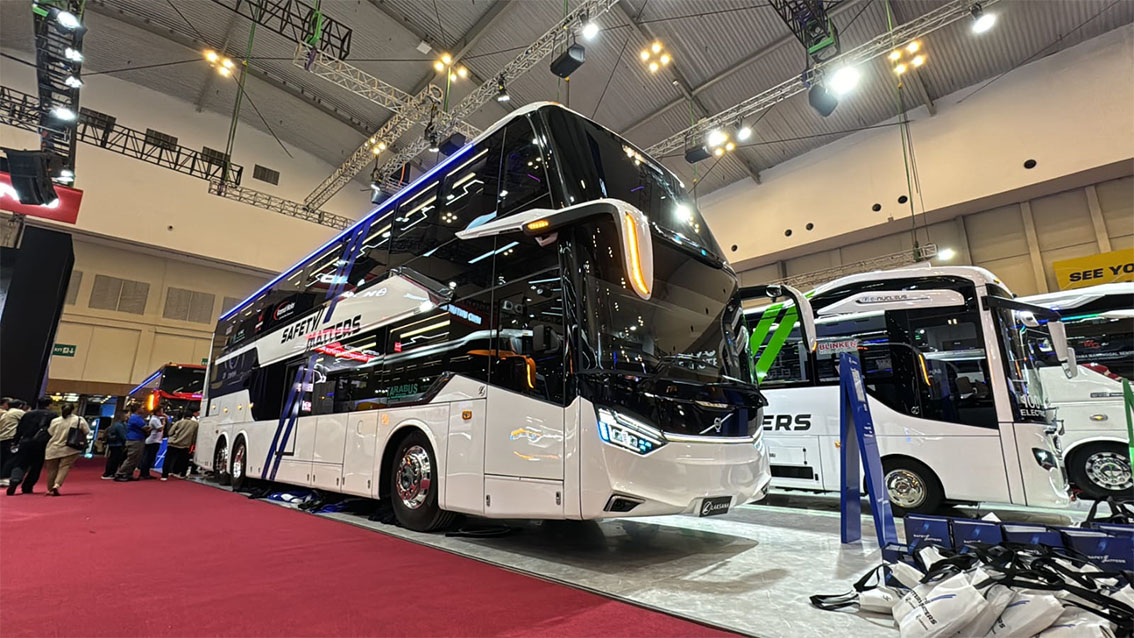 Deretan bus Double Decker mewah Harapan Jaya di GIIAS 2024 Deretan bus Double Decker mewah Harapan Jaya di GIIAS 2024