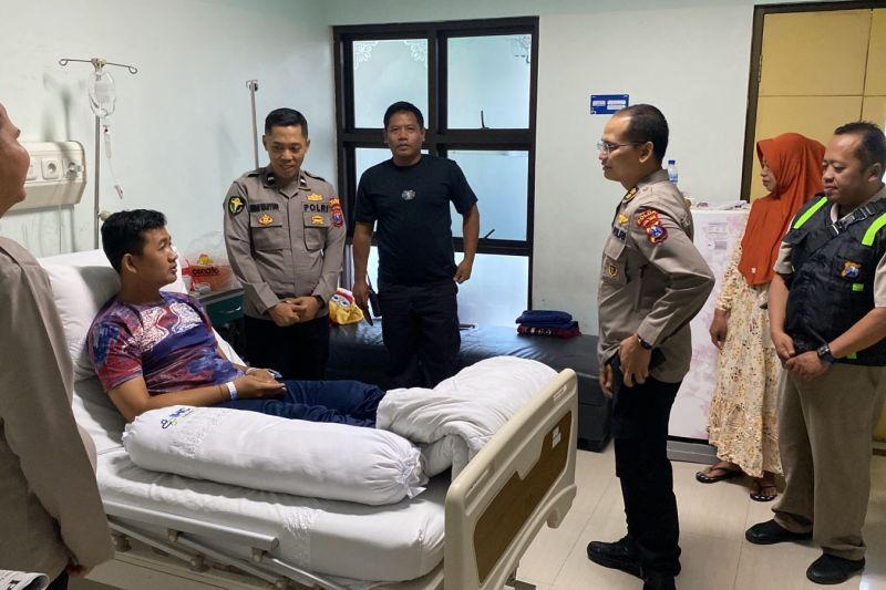 Kepala RS Bhayangkara Lumajang kunjungi polisi korban pengeroyokan Kepala RS Bhayangkara Lumajang kunjungi polisi korban pengeroyokan