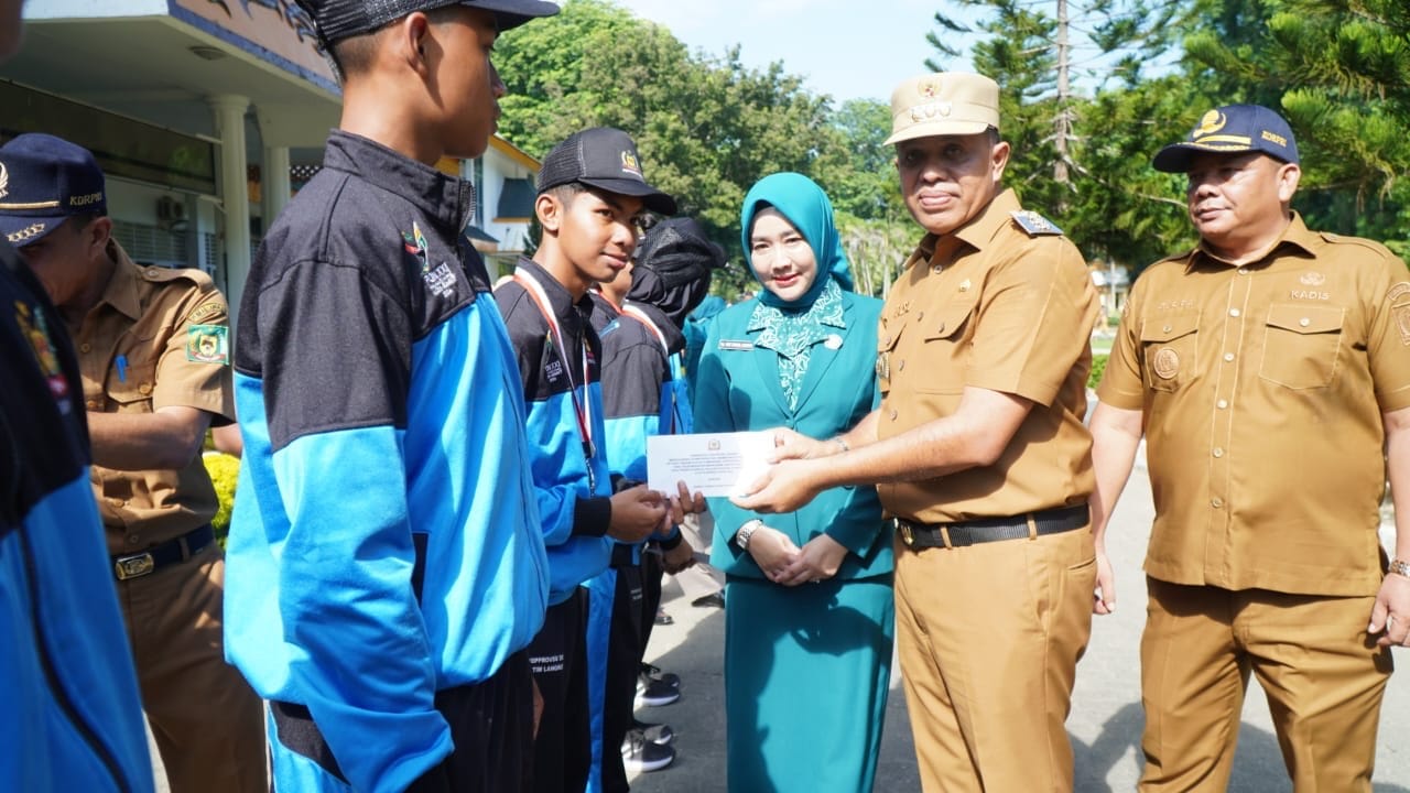 Pj. Bupati Langkat beri penghargaan kepada pejabat hingga atlet Pj. Bupati Langkat beri penghargaan kepada pejabat hingga atlet