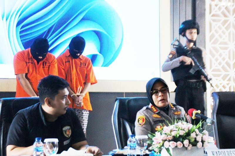 Polisi tangkap guru cabuli 40 orang siswa pesantren di Agam Polisi tangkap guru cabuli 40 orang siswa pesantren di Agam