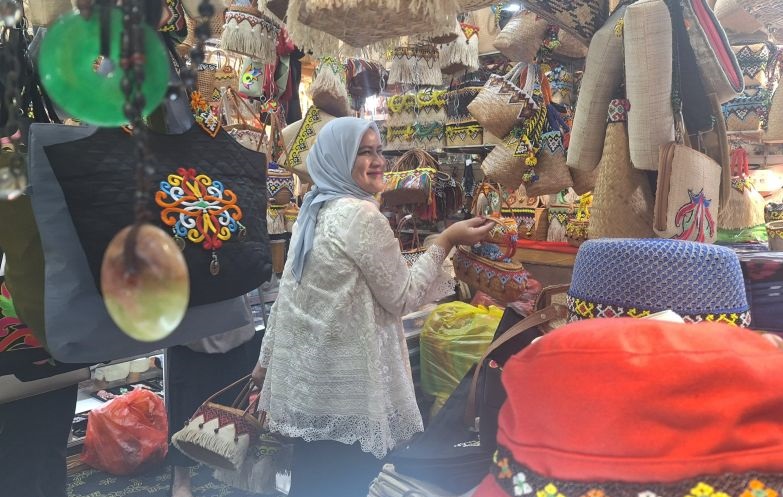 Ibu negara beli pernak pernik khas Kaltim di Pasar Bonsay Balikpapan Ibu negara beli pernak pernik khas Kaltim di Pasar Bonsay Balikpapan