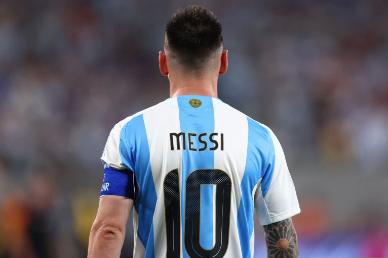 Lionel Messi menikmati pertarungan terakhirnya di Copa America Lionel Messi menikmati pertarungan terakhirnya di Copa America
