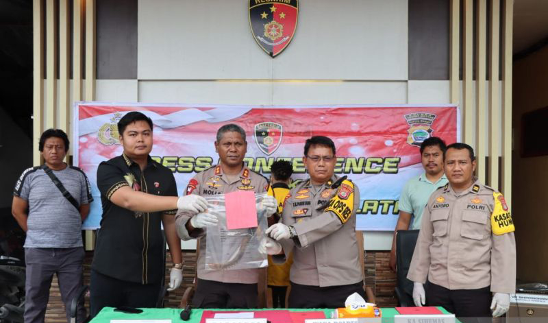 Polres Sorsel tahan pembunuh kekasih di Kokoda Polres Sorsel tahan pembunuh kekasih di Kokoda