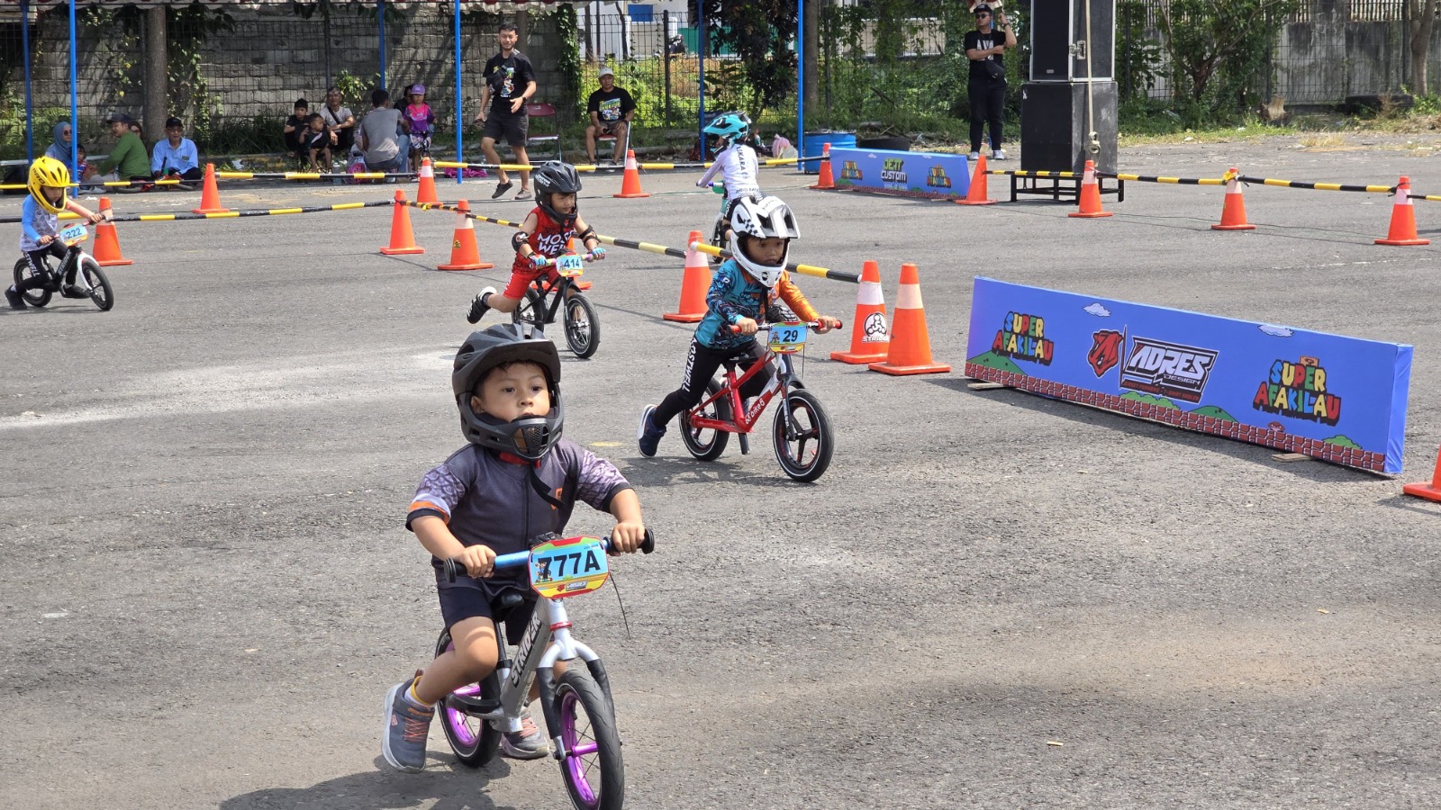 Cerianya anak-anak ikut lomba Pushbike Race Cerianya anak-anak ikut lomba Pushbike Race