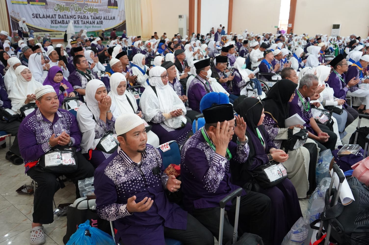 Kakanwil dan Kakan Kemenag Medan sambut jemaah haji Kloter 18