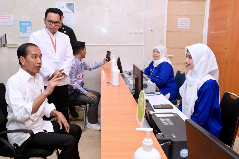Presiden Jokowi dan Ibu Iriana tinjau RSUD Anwar Makkatutu di Sulsel Presiden Jokowi dan Ibu Iriana tinjau RSUD Anwar Makkatutu di Sulsel