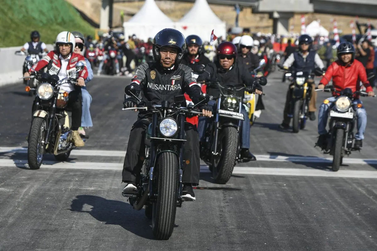 Presiden Jokowi ajak menteri dan penggiat seni (Influencers) tinjau jalan tol IKN gunakan sepeda motor