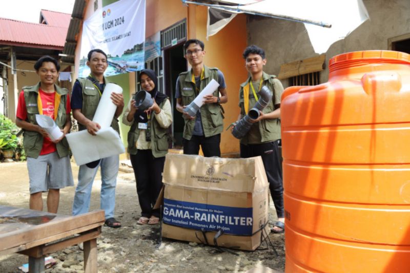 Mahasiswa UGM pasang alat pemanen air hujan di Pulau Karampuang Mahasiswa UGM pasang alat pemanen air hujan di Pulau Karampuang