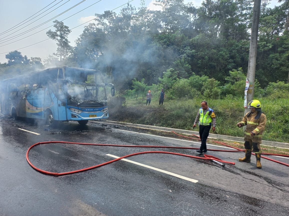 Bus Blue Start terbakar di Jalan Lingkar Salatiga Bus Blue Start terbakar di Jalan Lingkar Salatiga
