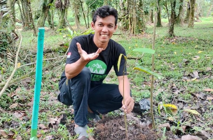 Pemuda Kalbar gelorakan gerakan tanam satu pohon untuk Indonesia Pemuda Kalbar gelorakan gerakan tanam satu pohon untuk Indonesia