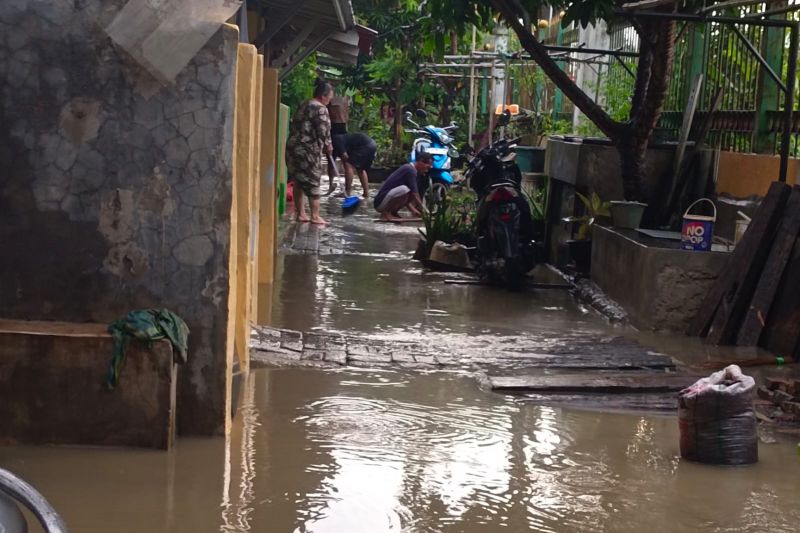 Ratusan rumah di Rangkasbitung terendam ketinggian hingga 80 cm Ratusan rumah di Rangkasbitung terendam ketinggian hingga 80 cm