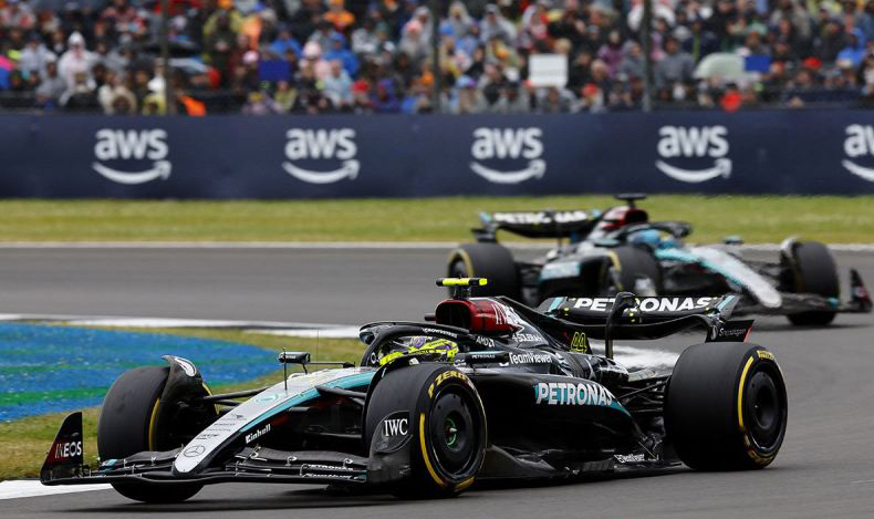 Hamilton keluhkan masalah performa mobil pada sesi latihan di Hungaria Hamilton keluhkan masalah performa mobil pada sesi latihan di Hungaria