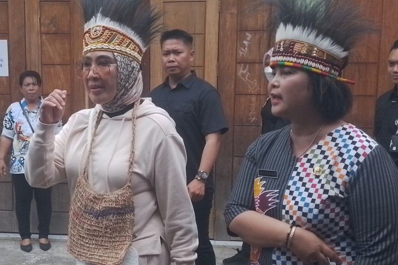 Ketua PKK Pusat serahkan PMT ibu hamil di Posyandu Onomi Jayapura Ketua PKK Pusat serahkan PMT ibu hamil di Posyandu Onomi Jayapura
