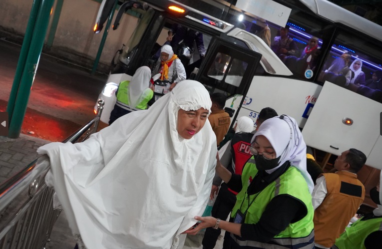 Jemaah haji Labuhan Batu naik kereta api pulang ke daerah Jemaah haji Labuhan Batu naik kereta api pulang ke daerah