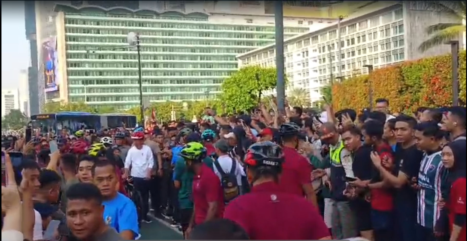 Minggu pagi, Presiden Jokowi bersepeda di kawasan Bundaran HI Minggu pagi, Presiden Jokowi bersepeda di kawasan Bundaran HI