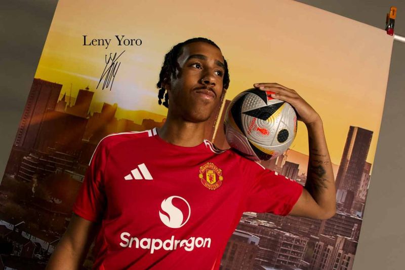Manchester United rampungkan transfer Leny Yoro dari Lille Manchester United rampungkan transfer Leny Yoro dari Lille