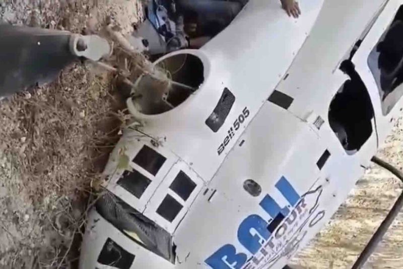 Helikopter jatuh di Bali akibat terlilit tali layangan Helikopter jatuh di Bali akibat terlilit tali layangan