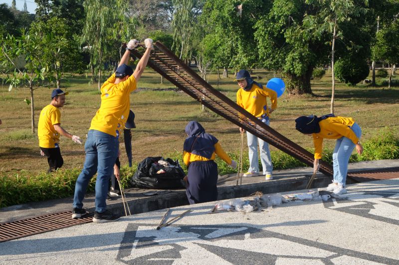 KPP Pratama Praya bersihkan sampah kawasan ruang terbuka hijau KPP Pratama Praya bersihkan sampah kawasan ruang terbuka hijau