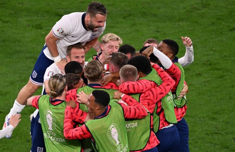 Inggris melaju ke final Piala Eropa setelah kalahkan Belanda 2-1 Inggris melaju ke final Piala Eropa setelah kalahkan Belanda 2-1