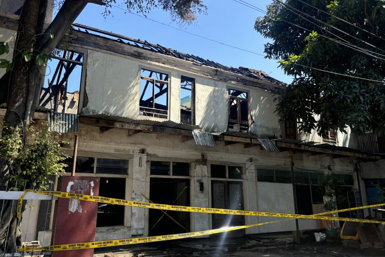 19 armada dikerahkan untuk padamkan dua kebakaran besar di Bandung