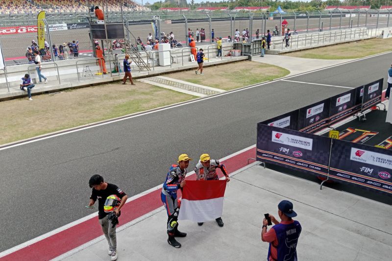 Dua pembalap Indonesia raih podium ARRC UB150 di Sirkuit Mandalika Dua pembalap Indonesia raih podium ARRC UB150 di Sirkuit Mandalika