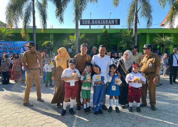 Legislator distribusikan susu dan roti gratis di hari pertama masuk sekolah Legislator distribusikan susu dan roti gratis di hari pertama masuk sekolah