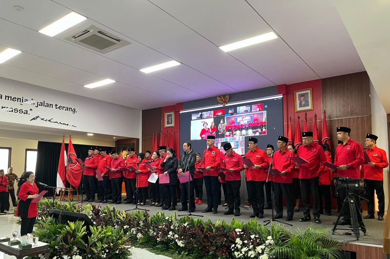 Megawati lantik Ganjar dan Ahok jadi pengurus DPP PDI Perjuangan Megawati lantik Ganjar dan Ahok jadi pengurus DPP PDI Perjuangan