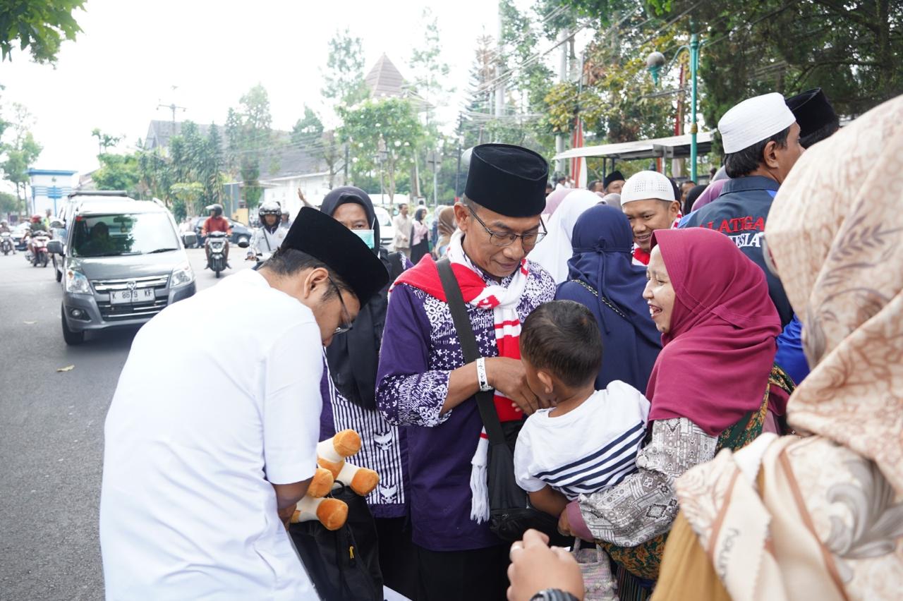 Tiba di tanah air, jemaah haji Kota Salatiga disambut keluarga Tiba di tanah air, jemaah haji Kota Salatiga disambut keluarga