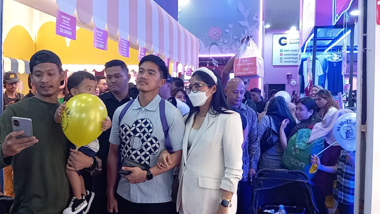 Ketum PSI Kaesang Pangarep dan istri berkunjung di hari terakhir Jakarta Fair 2024 Ketum PSI Kaesang Pangarep dan istri berkunjung di hari terakhir Jakarta Fair 2024
