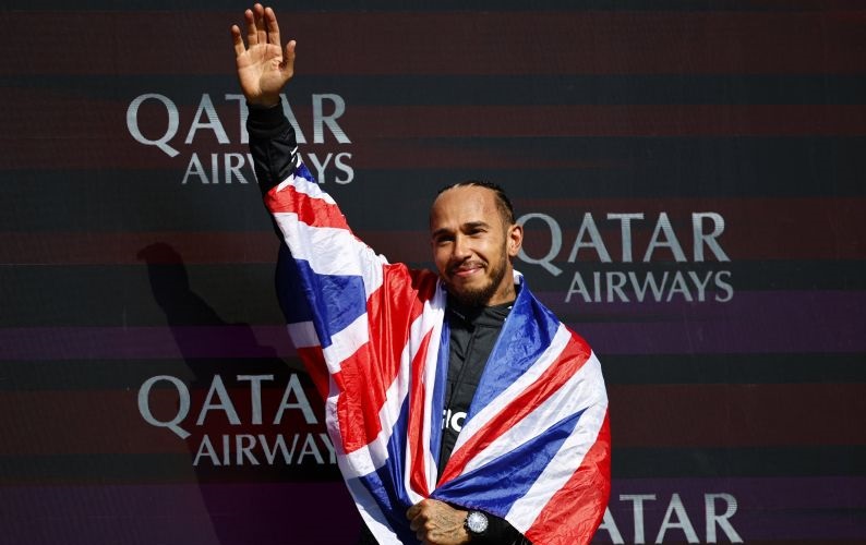 Hamilton tak bisa berhenti menangis setelah kembali menang sejak 2021 Hamilton tak bisa berhenti menangis setelah kembali menang sejak 2021