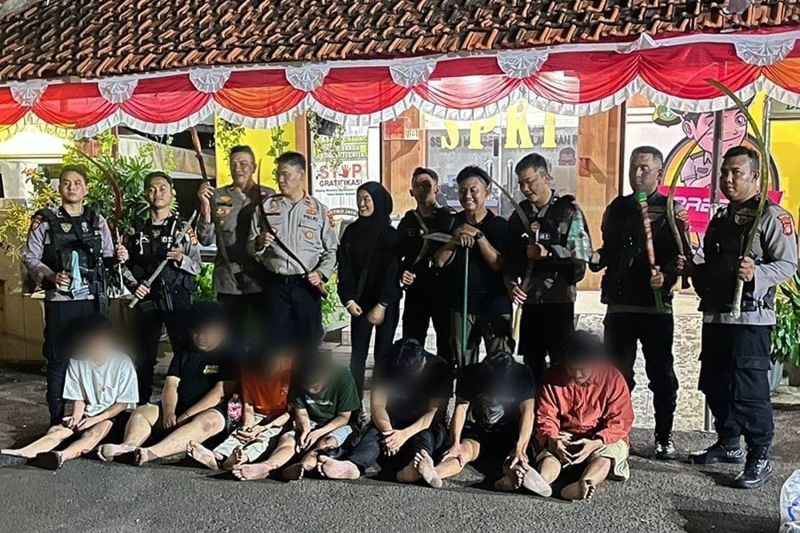 Polisi tahan dua dari tujuh pelaku tawuran di Palmerah Polisi tahan dua dari tujuh pelaku tawuran di Palmerah