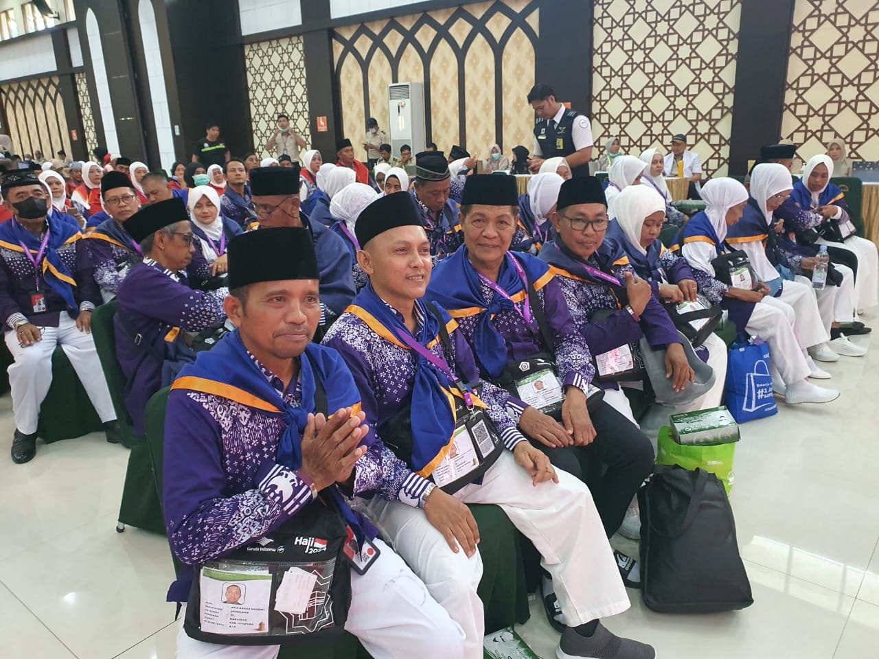 Jemaah haji Kabupaten Jayapura tiba di Tanah Air pada 11 Juli 2024 Jemaah haji Kabupaten Jayapura tiba di Tanah Air pada 11 Juli 2024