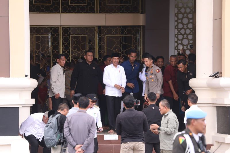 Ribuan masyarakat sambut Presiden Jokowi di Masjid Agung Bantaeng Ribuan masyarakat sambut Presiden Jokowi di Masjid Agung Bantaeng