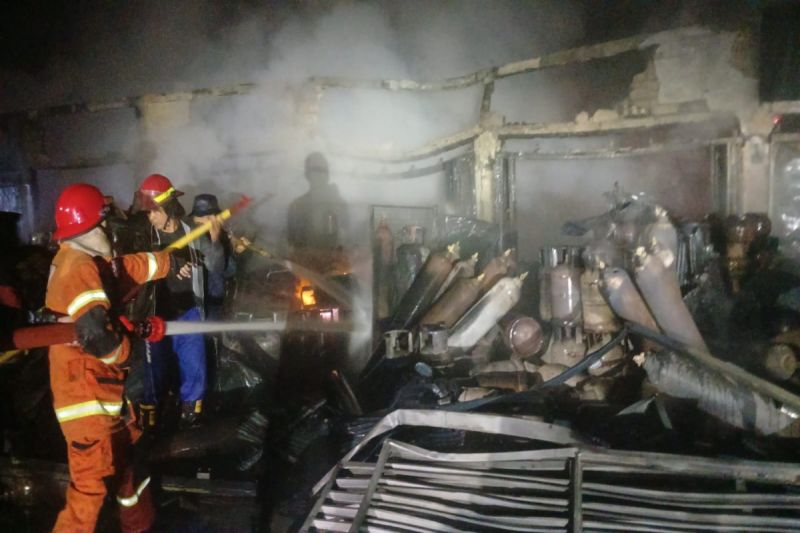 12 unit ruko di Palangka Raya hangus terbakar 12 unit ruko di Palangka Raya hangus terbakar