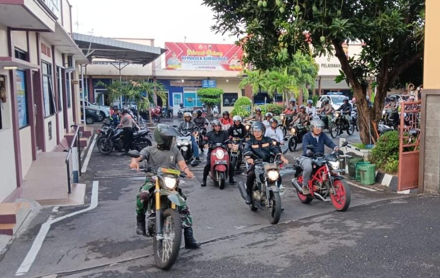Puluhan personil polsek, koramil dan kecamatan kota Kudus gelar touring kamtibmas Puluhan personil polsek, koramil dan kecamatan kota Kudus gelar touring kamtibmas
