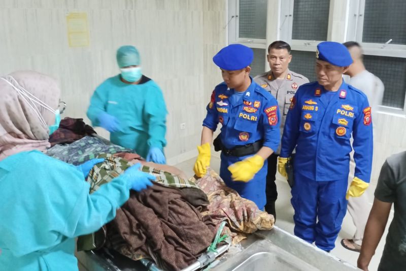 Tim SAR evakuasi jasad nelayan korban kecelakaan laut di Garut Tim SAR evakuasi jasad nelayan korban kecelakaan laut di Garut