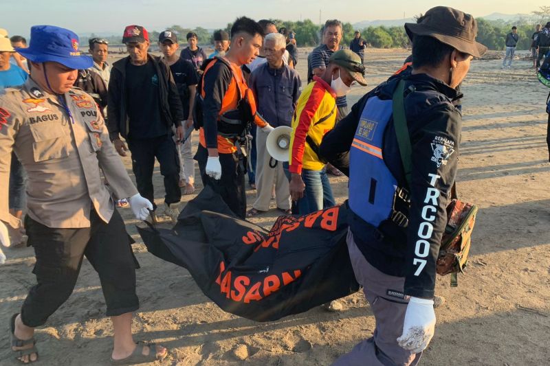 Tim SAR temukan satu dari dua wisatawan hilang di laut Garut Tim SAR temukan satu dari dua wisatawan hilang di laut Garut