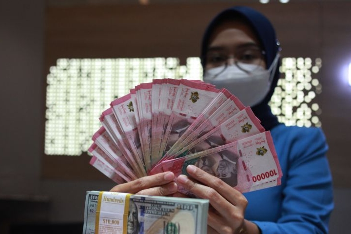Rupiah merosot dipengaruhi sentimen pemilihan Presiden AS