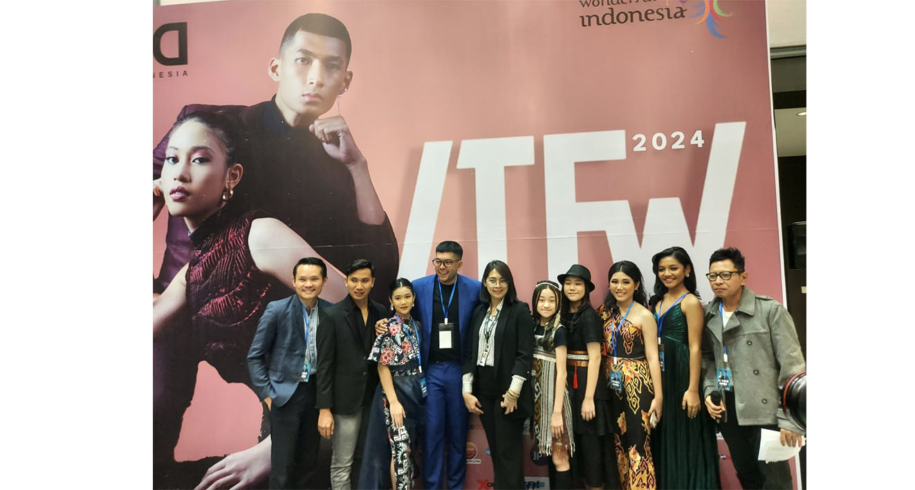 Lewat Indonesia Teen Fashion Week Jakarta 2024, para pemula desainer kenalkan rancangan busananya