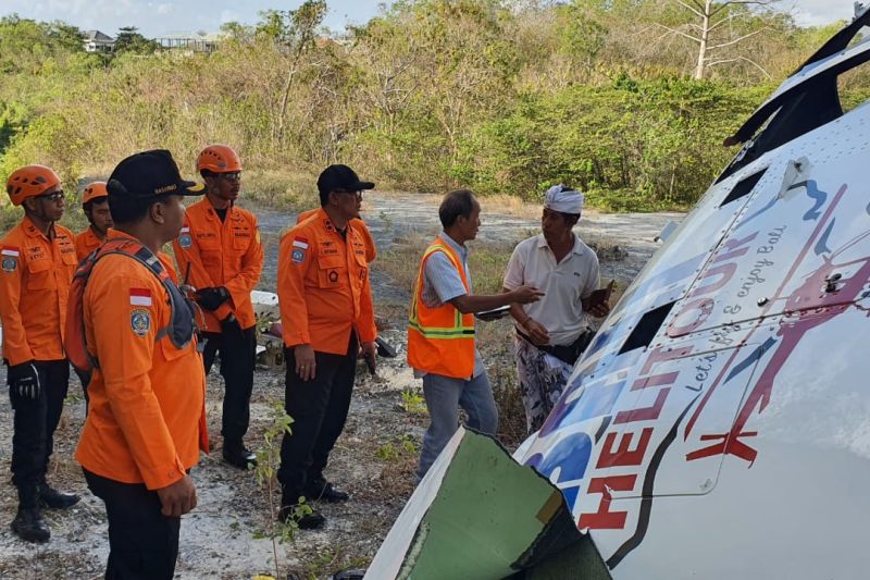 Basarnas Bali evakuasi korban helikopter jatuh di Pecatu Basarnas Bali evakuasi korban helikopter jatuh di Pecatu