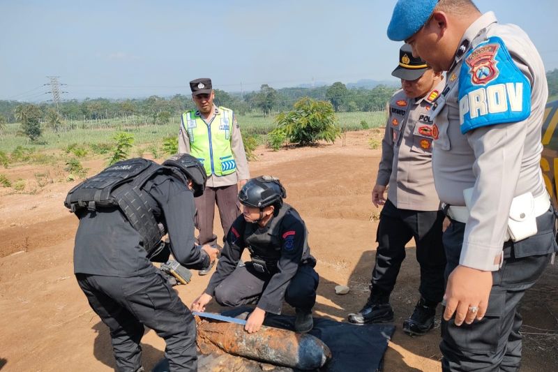 Polisi musnahkan bom aktif sisa perang dunia temuan warga di Malang Polisi musnahkan bom aktif sisa perang dunia temuan warga di Malang
