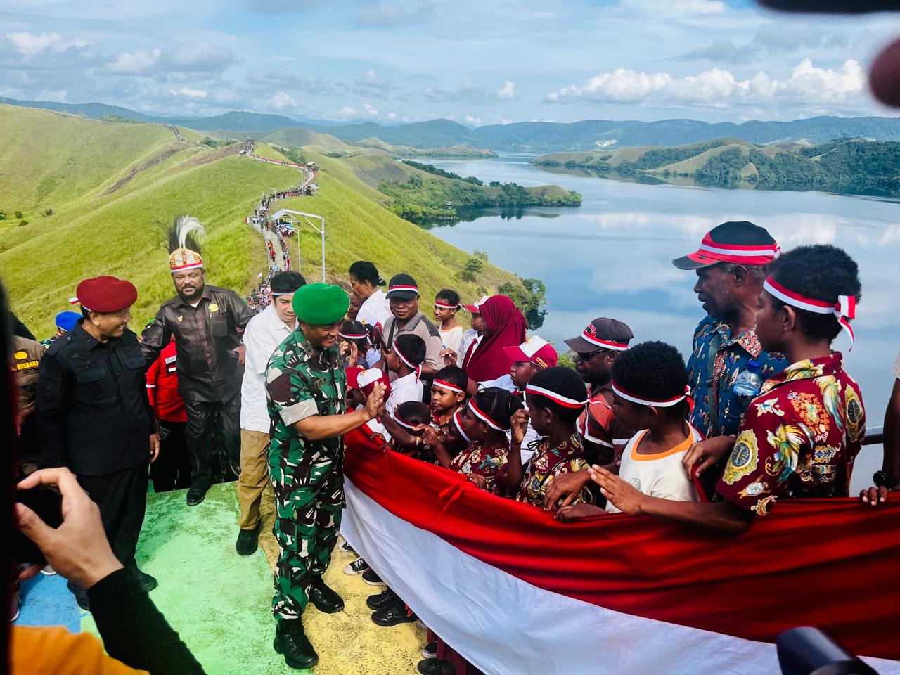 TNI-Polri dan pelajar bentangkan Merah Putih 1.000 meter di Bukit Teletabis, Papua TNI-Polri dan pelajar bentangkan Merah Putih 1.000 meter di Bukit Teletabis, Papua