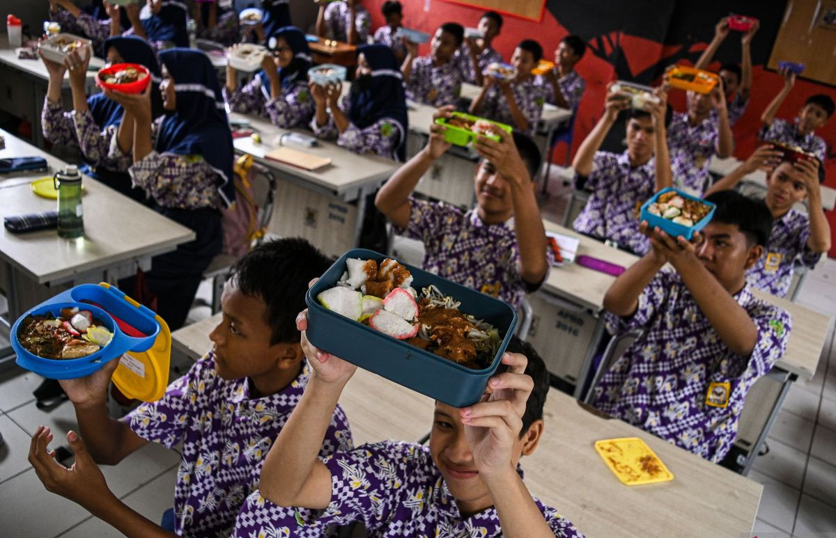 Jubir TKN Prabowo – Gibran tegaskan tidak benar ada pemotongan anggaran program makan siang gratis 