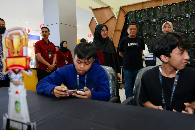 Kompetisi e-sports jadi wadah komunitas \gamer\ di Banyuwangi Kompetisi e-sports jadi wadah komunitas \gamer\ di Banyuwangi